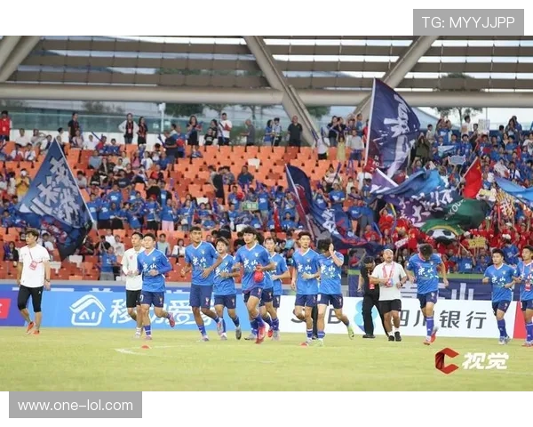 足球球星直拍全景：捕捉瞬间激情与竞技魅力的完美画面